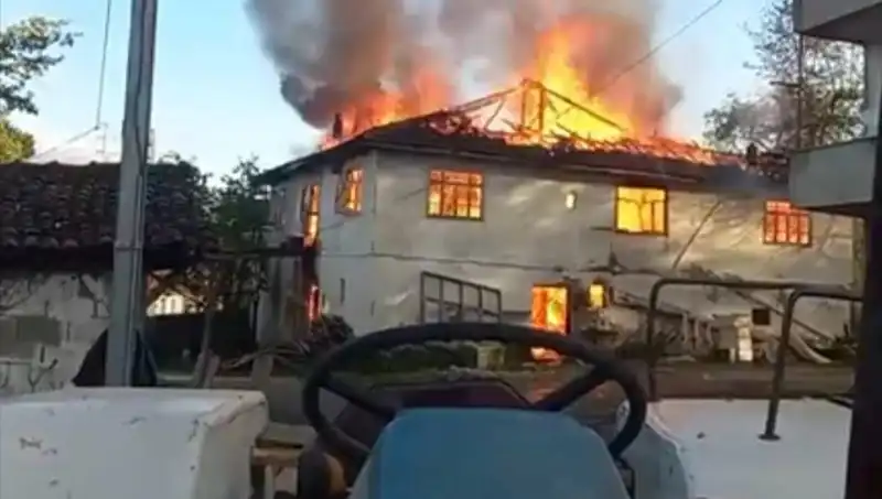 İki Katlı Ev Alev Alev Yandı: Yangının Sebebi ve Sonrası
