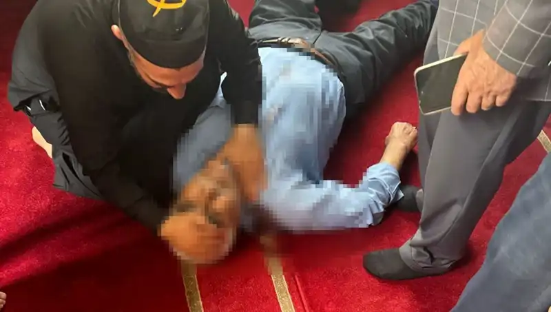 Camide Namaz Kılan Vatandaşa Saldırı: Bıçaklı Çatışma Ortalığı Karıştırdı
