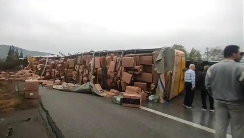 TEM Otoyolu’nda TIR Devrildi, Ankara Yolu Trafiğe Kapandı
