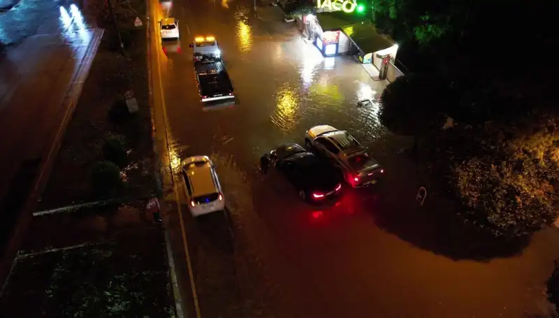 Adana’da Şiddetli Sağanak Yağış Cadde ve Sokakları Suyla Doldurdu