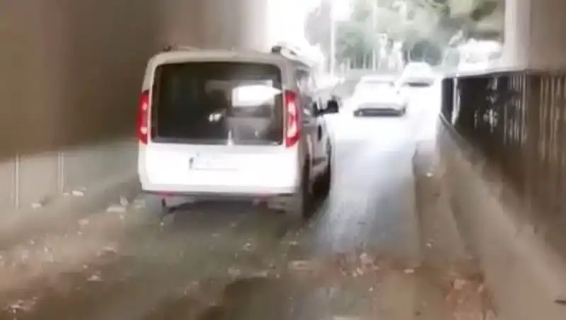 İstanbul Trafiğinde Şok Anlar: Beton Parçaları Araçların Üzerine Düştü