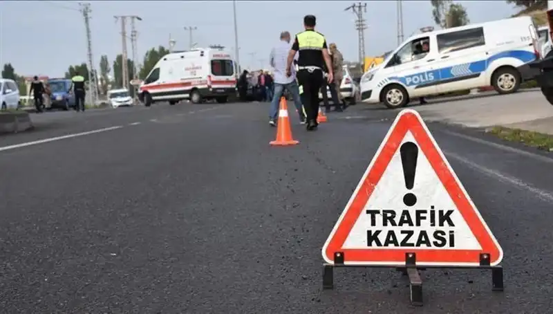 Antalya'da Otomobil Kanalı Devrildi: İki Kişi Yaralandı, Kaza Anı Korkuttu