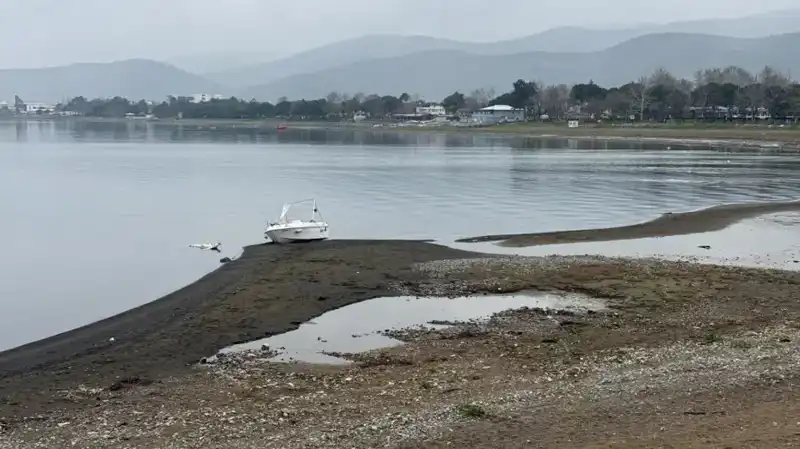 İznik Gölü’ndeki Kuraklık Tehlikesi: Yağışlara Rağmen Suyun Çekilmesi Devam Ediyor