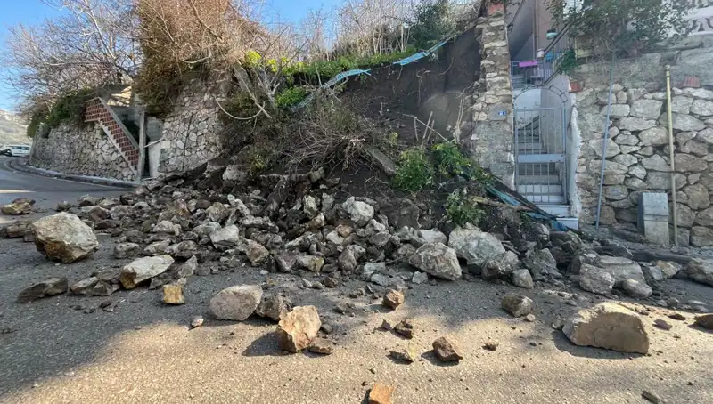 İstinat Duvarı Yola Çöktü: Şehir Hayatını Tehdit Eden Durum