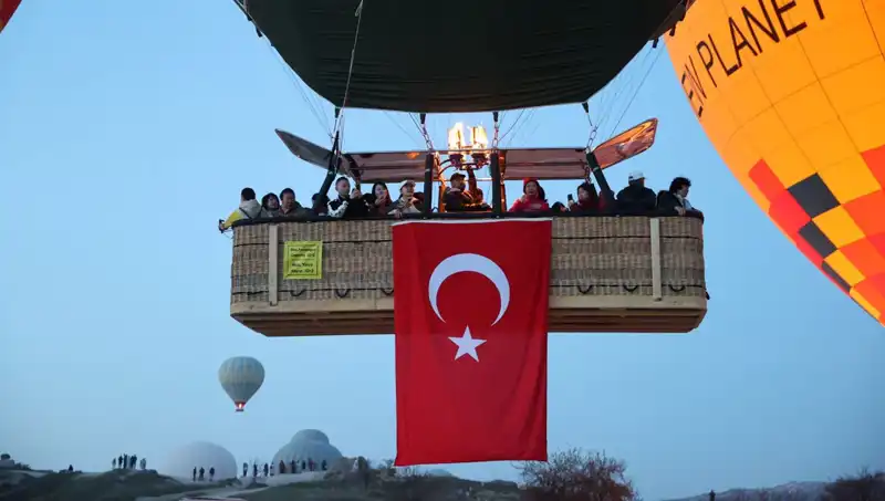 Kapadokya'da 23 Nisan Coşkusu: Balonlar Türk Bayraklarıyla Gökyüzünde