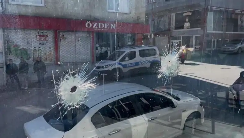 Bursa’da Kıraathaneye Silahlı Saldırı: Kurşunlar Havada Uçuştu