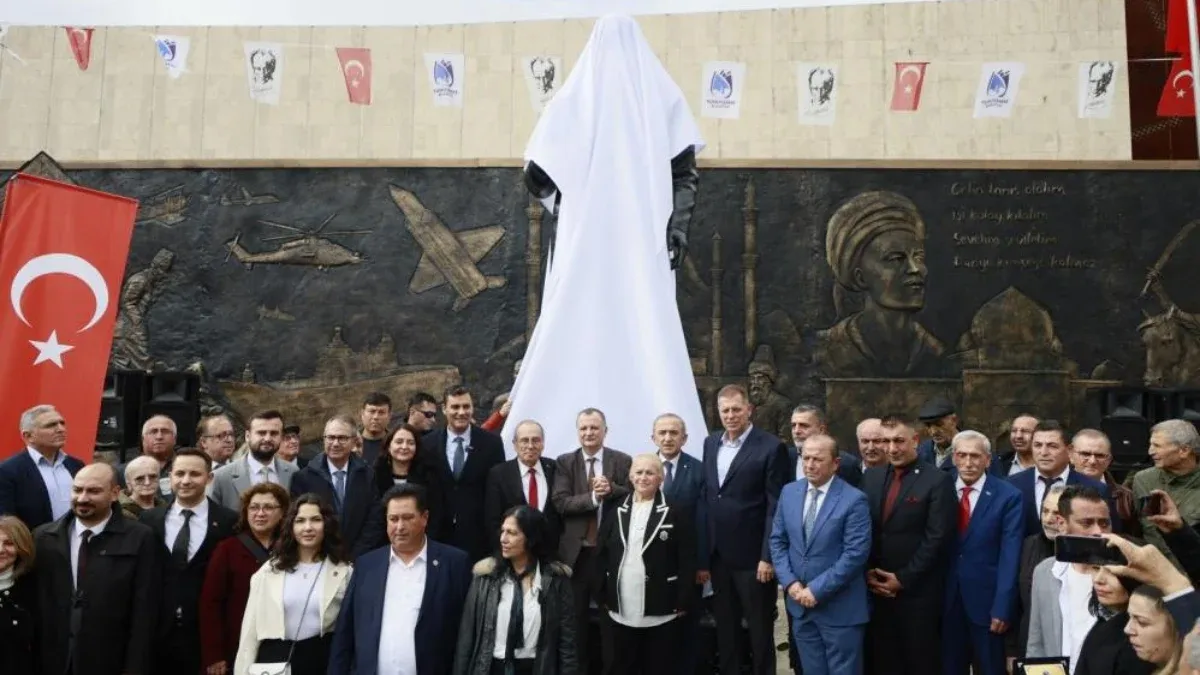 Manisa’da CHP'li Yunusemre Belediyesi’nden Heykel Açılışı