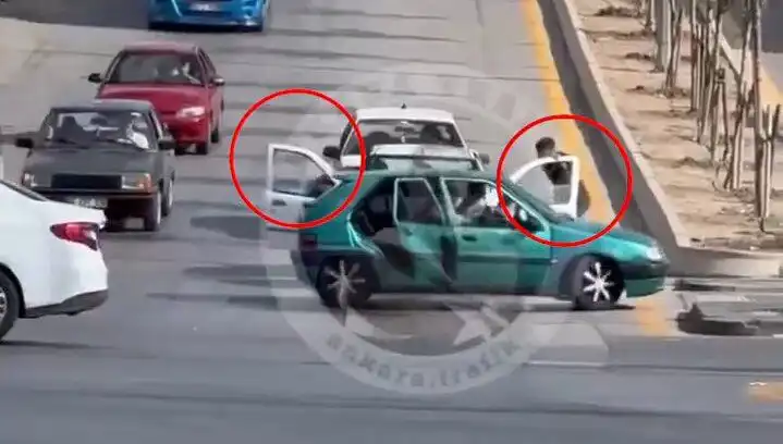Trafikte Bıçak ve Kılıçlarla Saldırı: Flaş Gözaltılar ve Detaylar