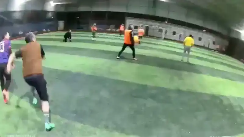 Halı Sahanın Çatısı Aniden Çöktü, Futbolcular Panik Halinde Kaçtı!