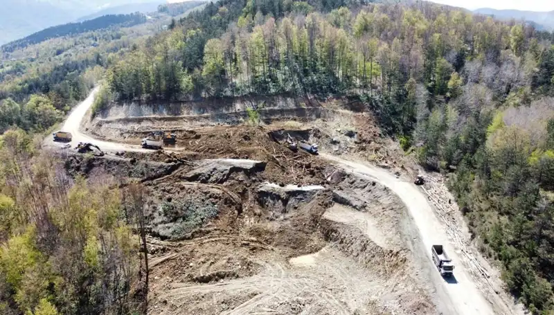 Kastamonu-Çatalzeytin Yolunda Meydana Gelen Heyelan, Seyir Halindeki Araçları Tehdit Etti!