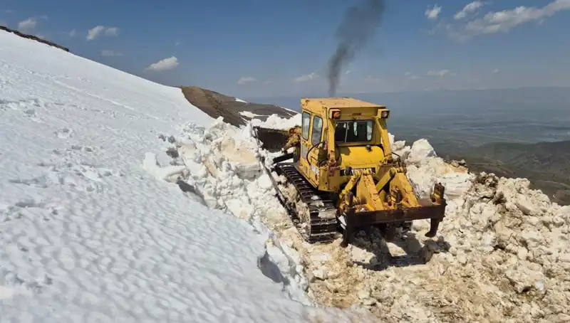 Nisan Ayında 2 Metrelik Kar Engellerini Aşarak Yol Açma Çalışmaları Başladı
