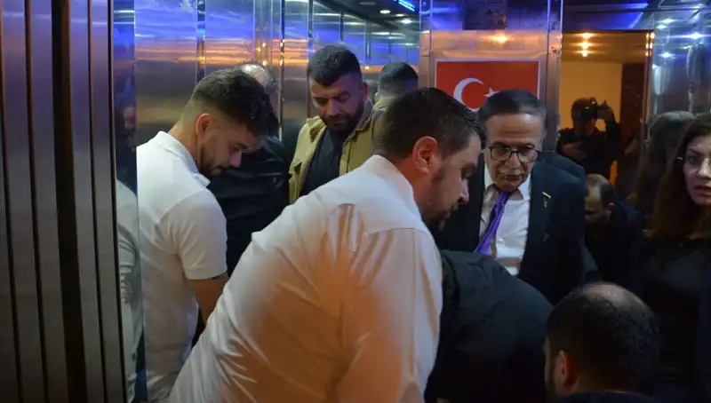 Volkan Konak Anmasında Kalp Krizi Geçiren Şarkıcı Hayatını Kaybetti