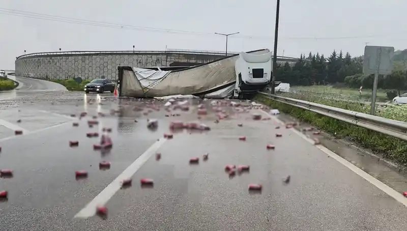 TIR Devrildi, İçkiler Yola Saçıldı: Kaza Anı Görüntülendi