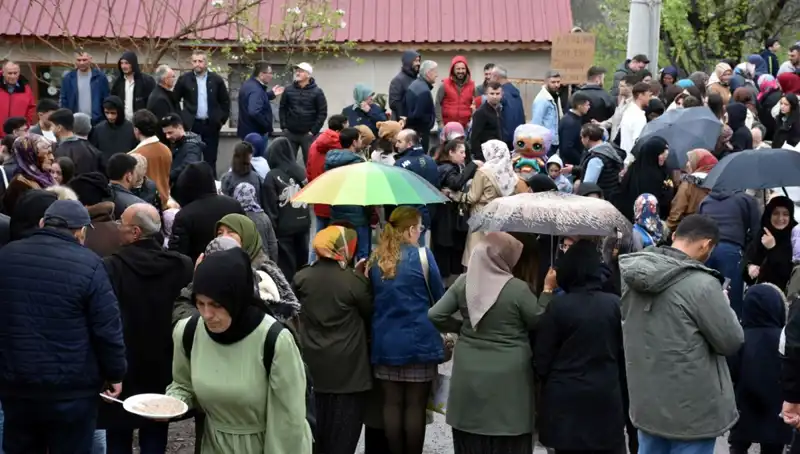 Bir Asırlık Gelenek: 12 Bin Kişi Bayramlaşmanın Coşkusunu Yaşadı