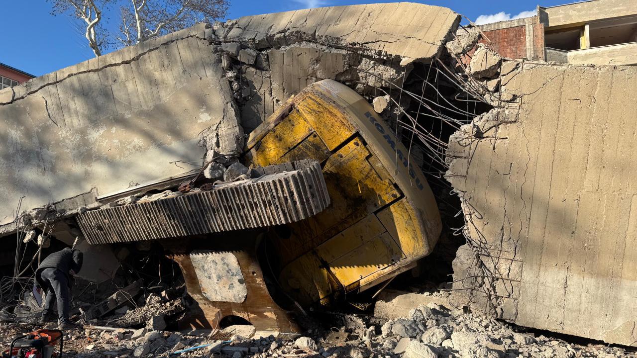 Uşak'ta İş Makinesi Kaza Sonucu Yıkıma Uğradı
