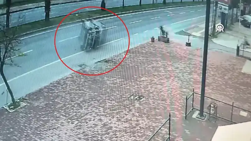 Korkunç Kaza Güvenlik Kamerasında: İki Yaralıyla Olayın Dehşeti Görüntülendi