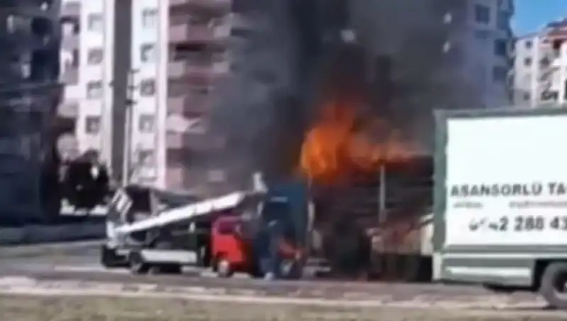 Alev Alev Yanan TIR, Yangın Anında Şaşkınlık Yarattı