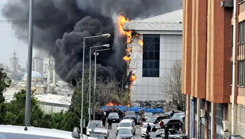 Başakşehir'de Sanayi Sitesinde Korkutan Yangın: Olayın Ayrıntıları