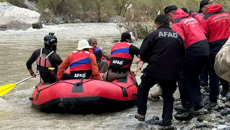 Zap Suyu’nda Mahsur Kalan 4 Kişi Kurtarılarak Sağlıklarına Kavuştu
