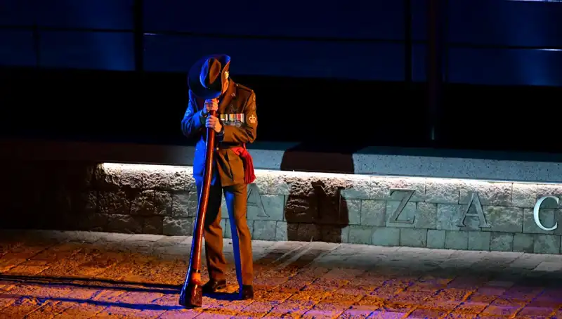 Anzak Koyu'nda Duygusal Şafak Ayini: Anma Geleneği Yeniden Canlandı