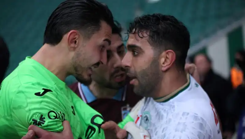 Konyaspor-Trabzonspor Maçında Gergin Anlar: Futbolcular Arasında Tartışma Patlak Verdi