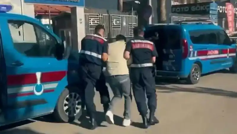 Türkiye Genelinde Suç Çetelerine Yönelik Dev Operasyon: 74 Gözaltı!