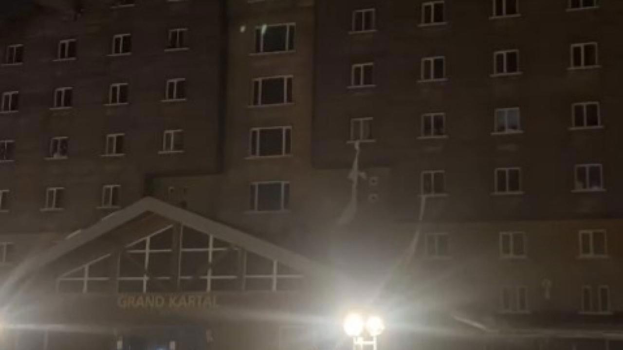 Oteldeki Yangında Çarşaflarla Kurtulmaya Çalıştılar