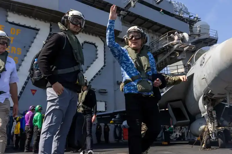 ABD Umman Ekibi Savaş Gemisini Ziyaret Etti: Diplomasi ve Askeri Güç Bir Arada