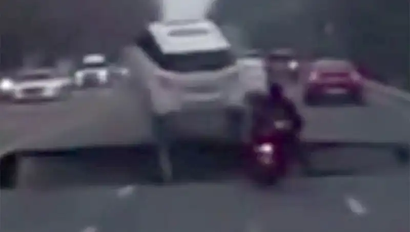 Güney Kore Otoyolunda Oluşan Dev Çukur, Motosikletliyi Yuttu