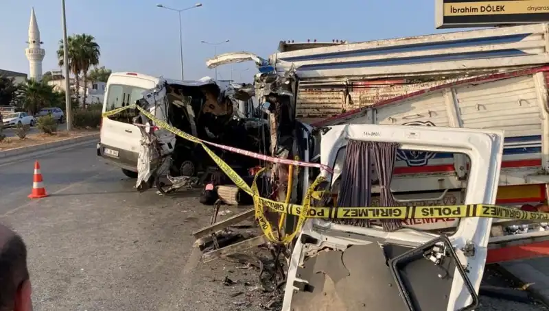 Mersin'de Tatil Yolunda Feci Kaza: İki Kişi Hayatını Kaybetti, 10 Yaralı