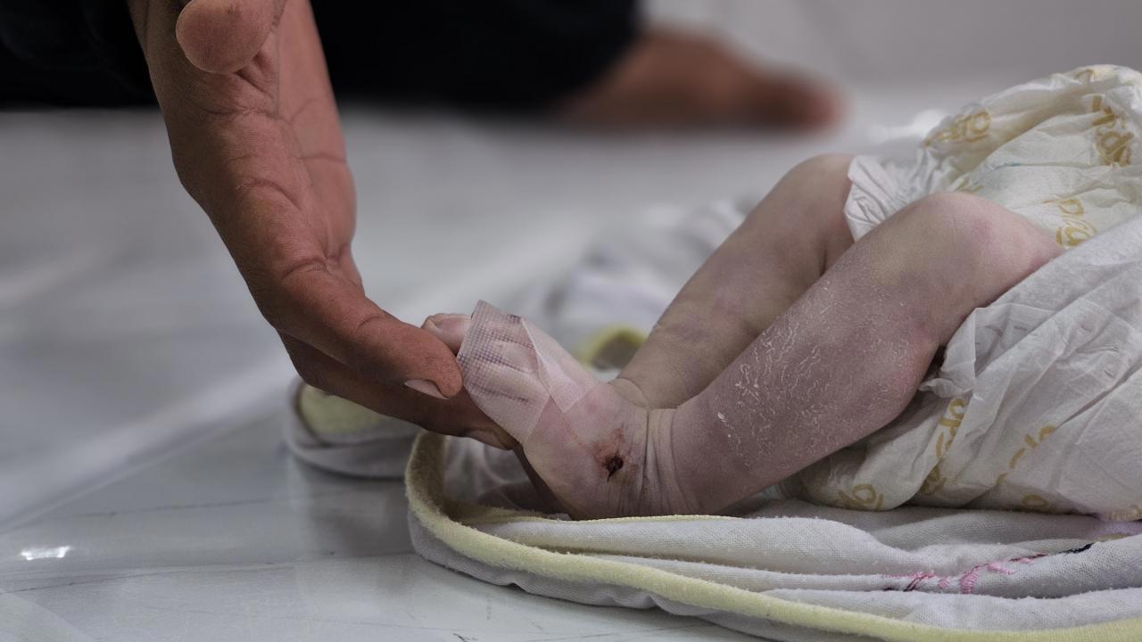 Gazze'de Aileler Soğuktan Koruyor