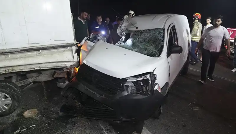 İstanbul'da Feci Kaza: Üç Kişi Yaralandı, Olay Yerinde Büyük Panik