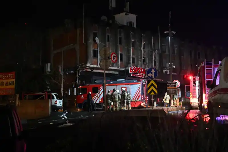 Maslak'ta Yaşanan Yangın Paniği: Beş Araç Kül Oldu