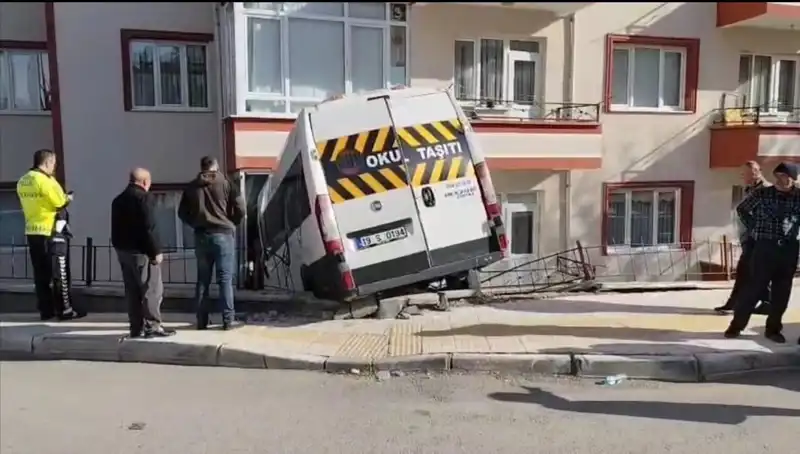Okul Servisi Balkona Girdi: İki Öğrenci Yaralı, Olayın Ayrıntıları Ortaya Çıktı