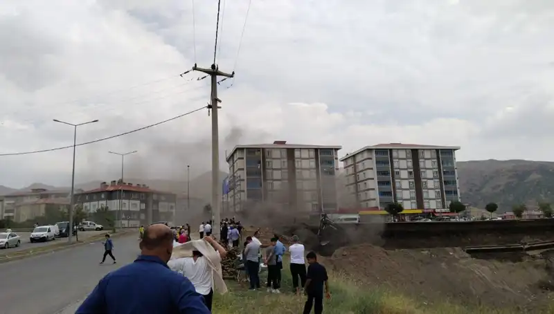 Bitlis'te Doğalgaz Hattında Patlama: Yangın ve Ekiplerin Müdahalesi