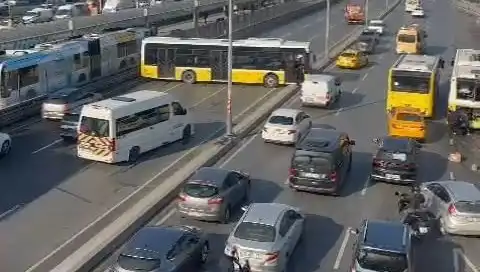 İETT Otobüsü Trafiği Kilitledi: İki Araca Çarpan Kazanın Detayları