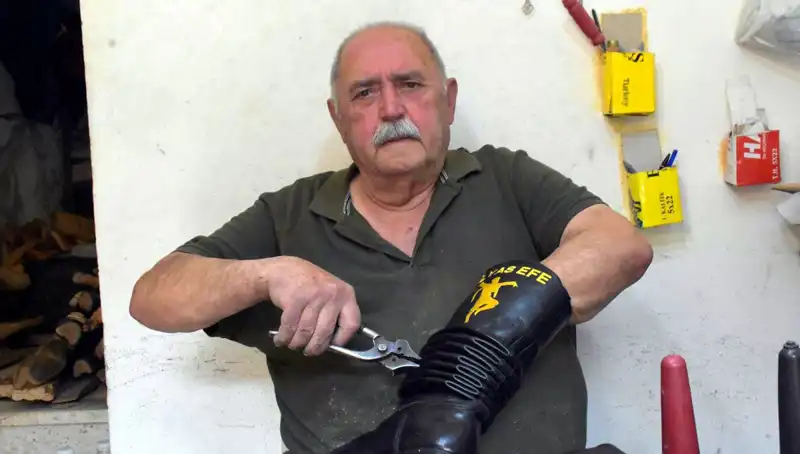 Tireli Hasan Usta: 64 Yıldır Elle Yaptığı Eşsiz Sanatına Hayat Veriyor