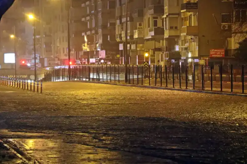 Antalya'da Aniden Bastıran Yağmur Sokakları Gözyaşlarına Boğdu