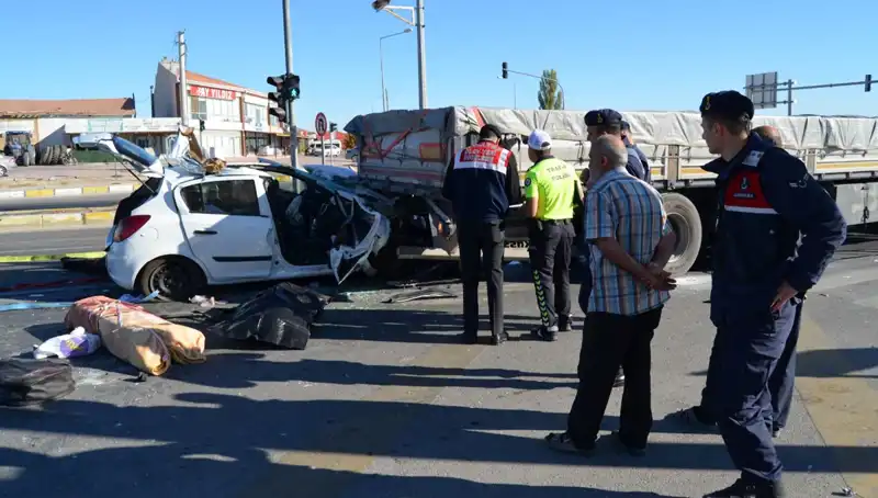 Kırmızı Işıkta Meydana Gelen Feci Kazada Anne Hayatını Kaybetti!