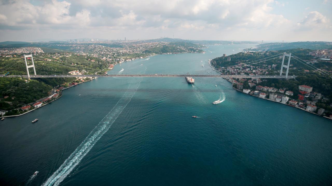 İstanbul Boğazı'nda gemi trafiği durduruldu: Kayıp 2 kardeş için arama başladı