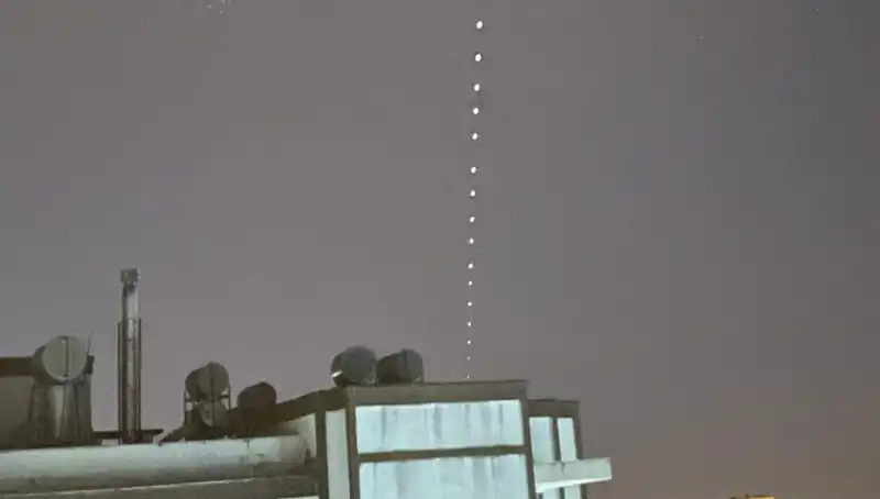 Adana'da Gökyüzünde Starlink Gösterisi: Uzay Işıkları Şehri Aydınlattı