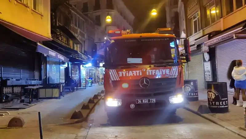 Beyoğlu'nda Asansör Boşluğuna Düşen Müşteri Hayatını Kaybetti