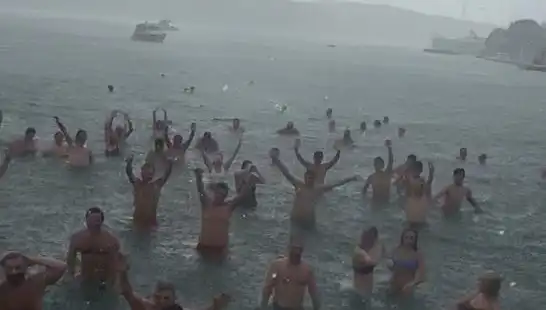 İstanbul'da Yağmura Rağmen Bebek'te Deniz Keyfi Yaşandı!