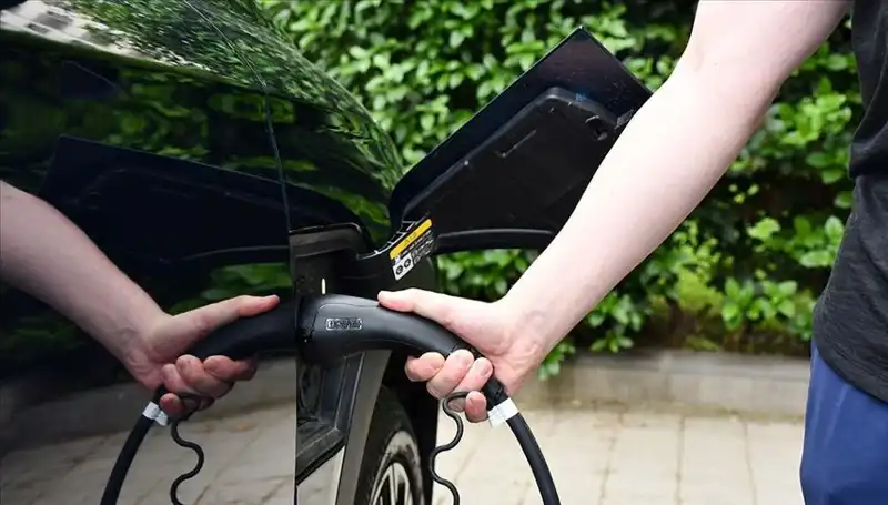 ABD'nin Gümrük Vergilerine Karşı İngiltere'nin Elektrikli Araç Destek Hamlesi