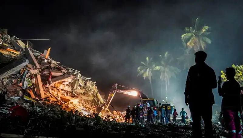 Myanmar'da Enkaz Altından Üç Gün Sonra Sağ Çıkan Yaşam Umudu