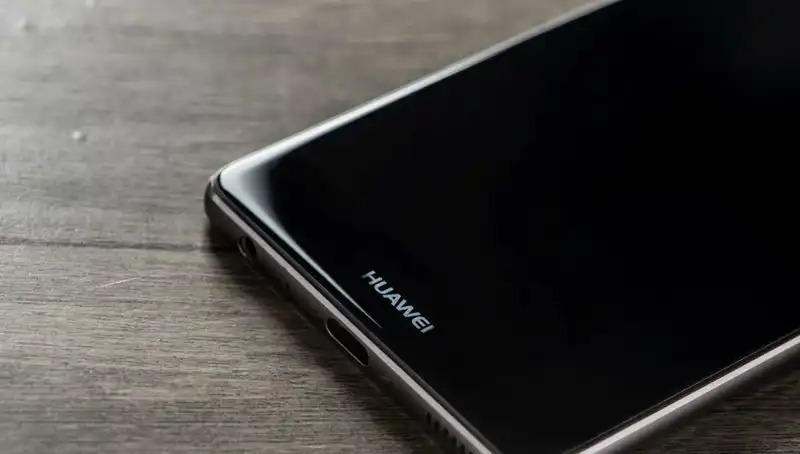 Huawei, Yenilikçi Katlanabilir Telefonunu Tüm Dünyaya Tanıttı!
