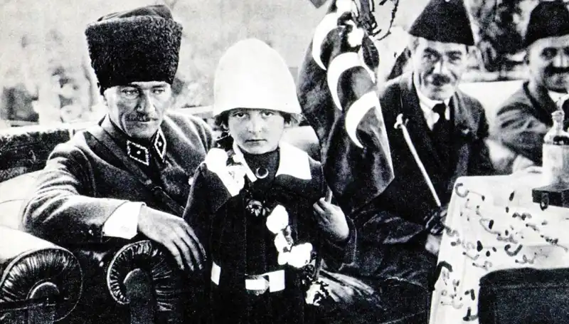 O Şapkanın Altında Bir Bayram Doğdu: Unutulmaz Fotoğrafın Hikayesi