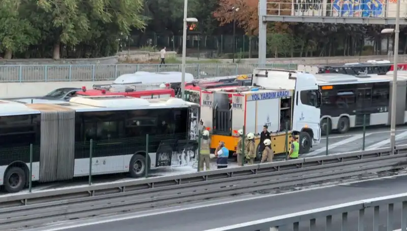 İstanbul Metrobüs Yangını: Trafik Felç Oldu, Yolcular Zor Anlar Yaşadı