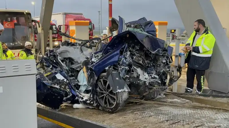Silivri'de Feci Kaza: Otomobil Gişe ile Otobüs Arasında Sıkıştı