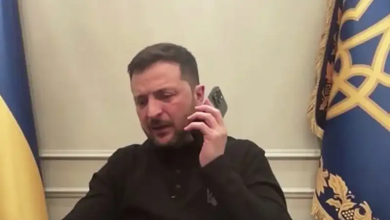 Zelenski'nin Basın Toplantısında Macron'dan Sürpriz Telefon Çağrısı